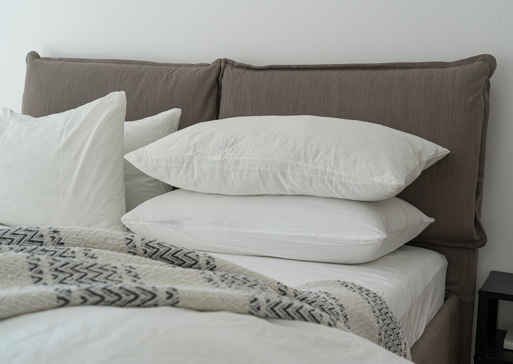 Oreillers sur un lit